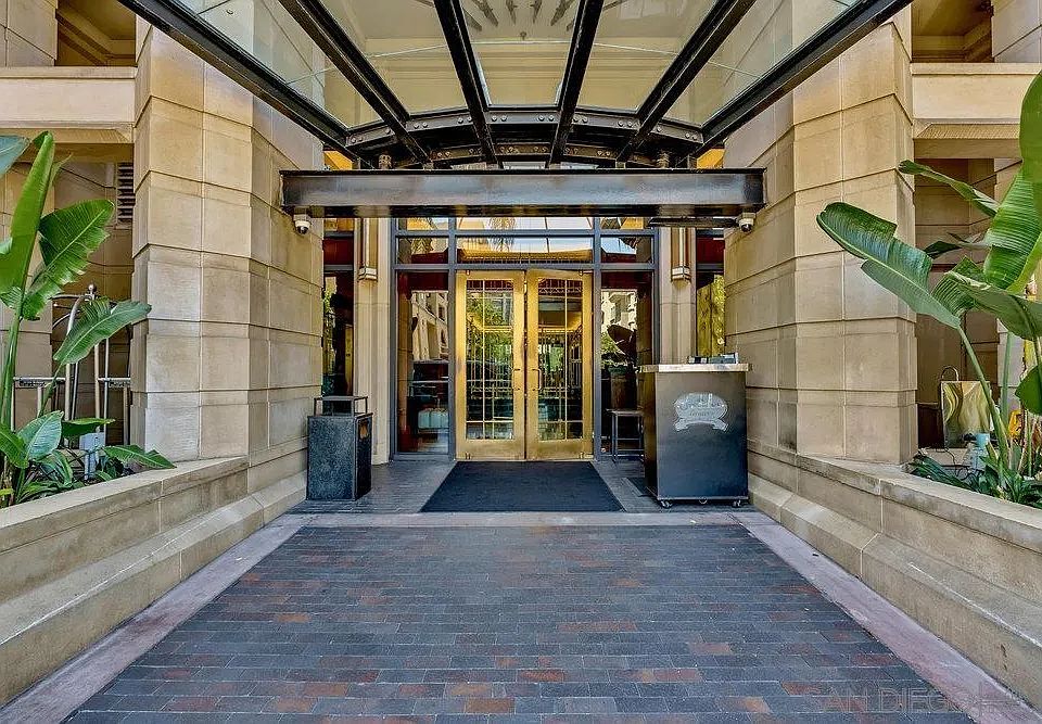 1st image of 500 W Harbor Dr W #1010