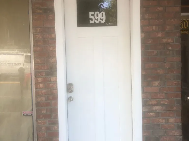 599 W King St — Photo 3