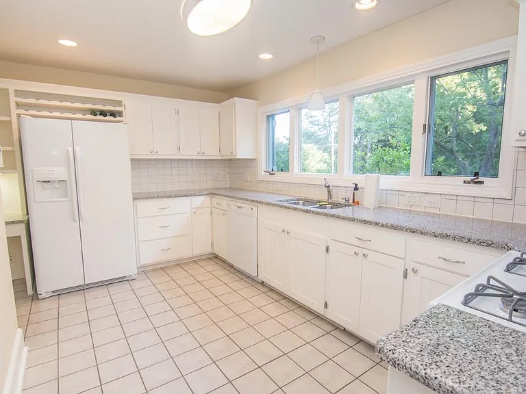 1000 Jefferson Dr — Photo 8