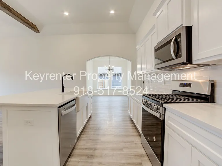 706 W 54th St — Photo 10