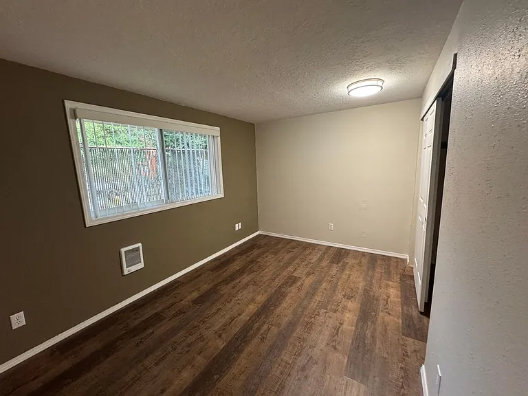 144 SW Lee St — Photo 16