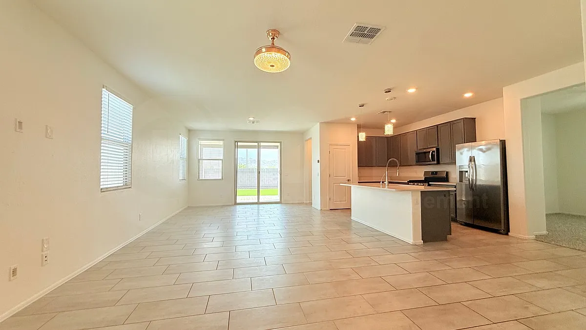 3 bed, 2.0 bath, 1849 sqft, $2,249 — Photo 2