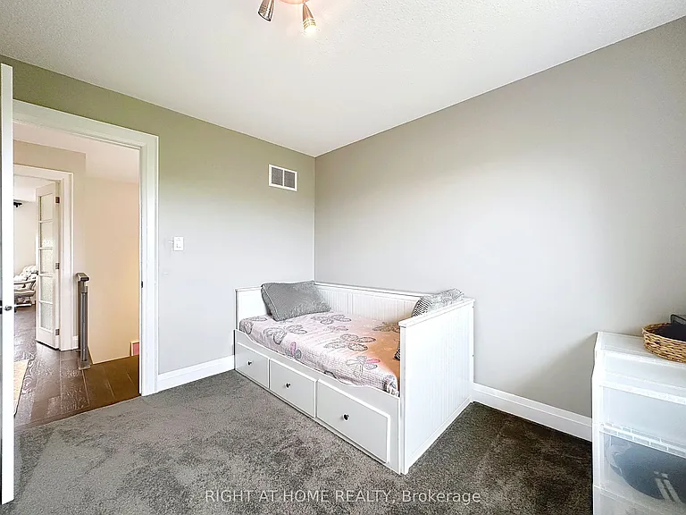 2547 Gill Cres — Photo 16