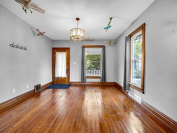 4th image of 117 Burnham St