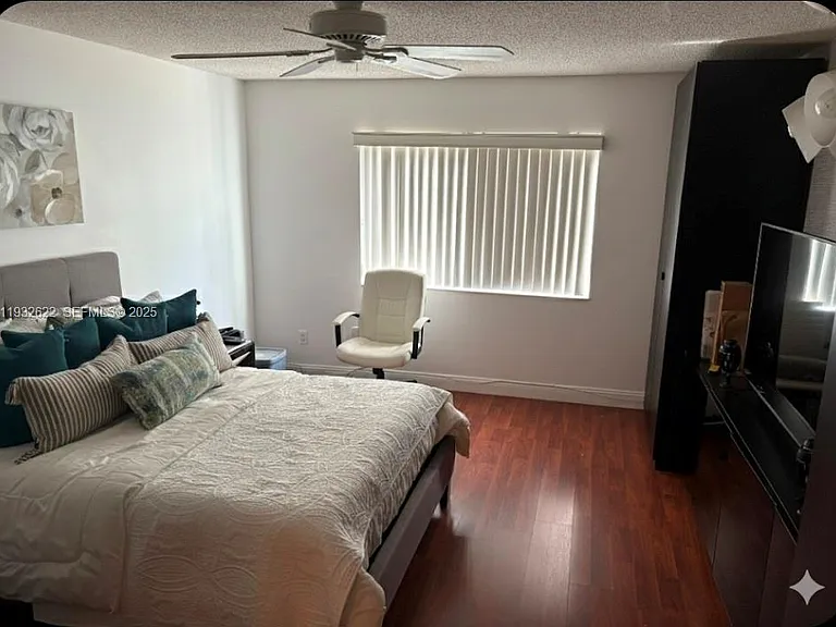 341 Lakeview Dr — Photo 3