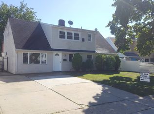 14 Bent Ln, Levittown, NY 11756