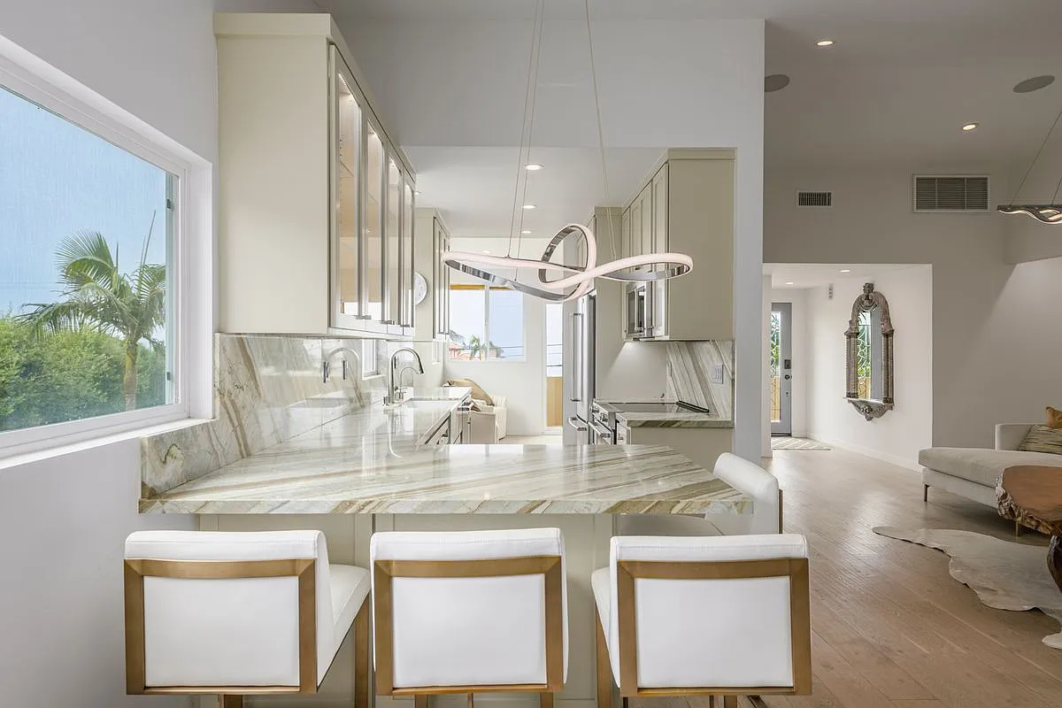 2 bed, 2.5 bath, 1025 sqft, $7,750 — Photo 3