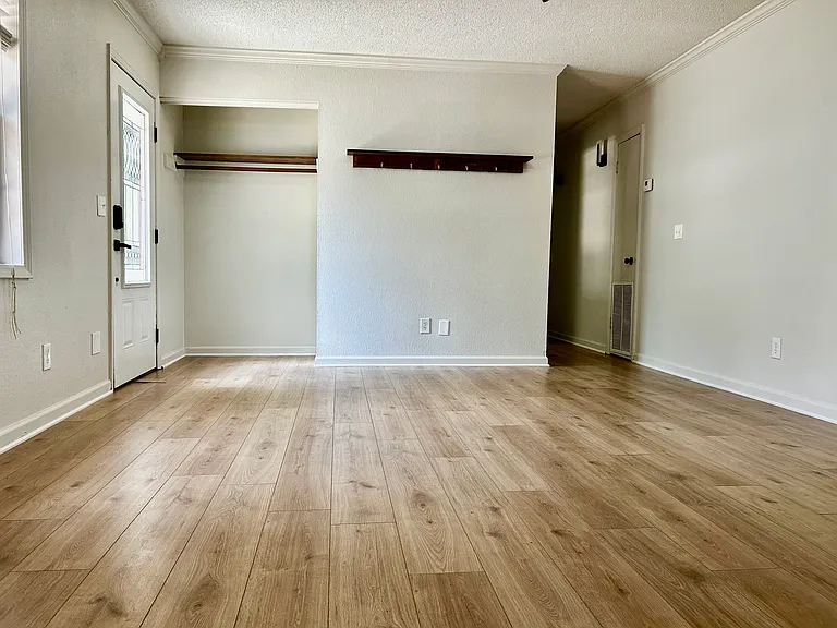 106 Deerfield Dr — Photo 2