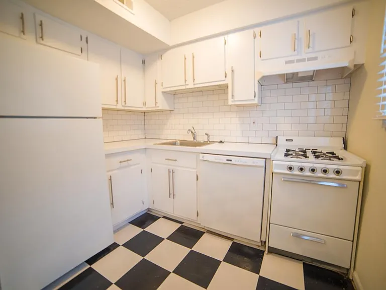 4006 Oak St #2 — Photo 5