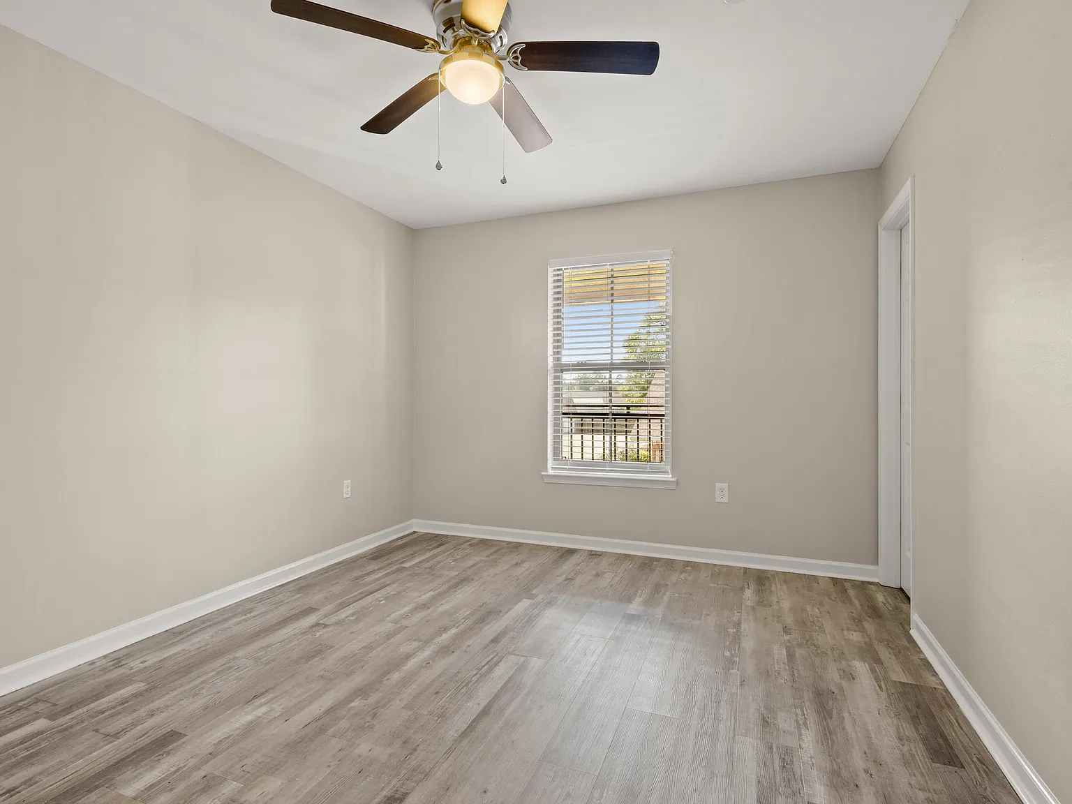 10799 Florida Blvd — Photo 4