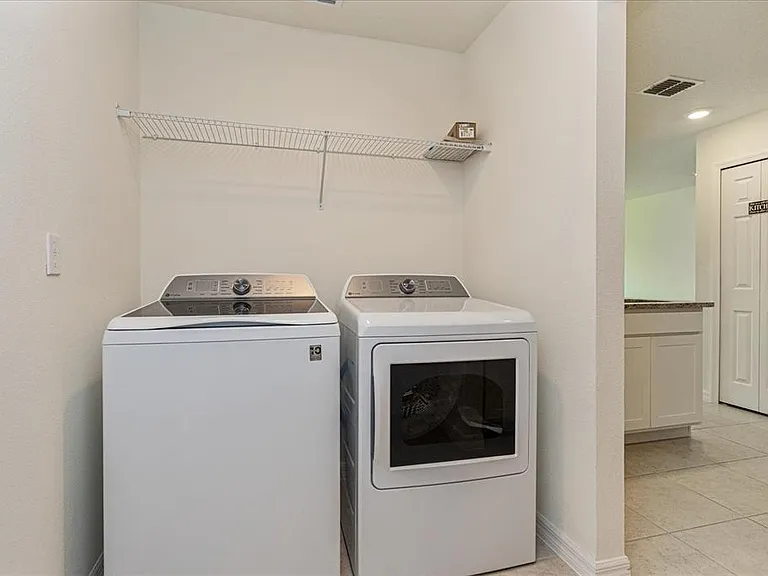 352 Towns Cir — Photo 9