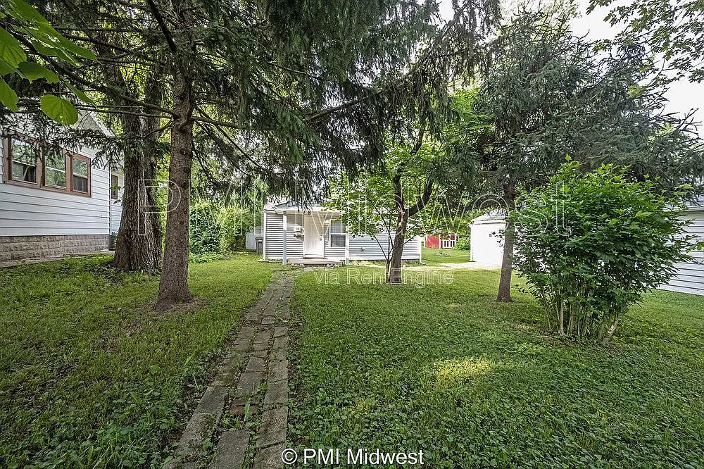 2 bed, 1.0 bath, 804 sqft, $1,149 — Photo 1