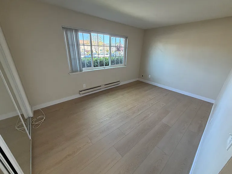 Redwood Apartments — Photo 12