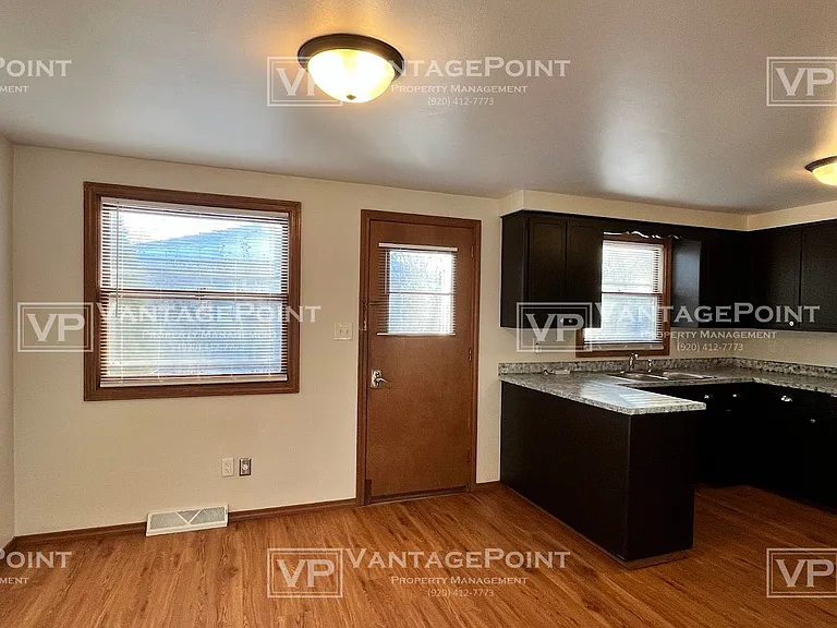 471 Taft St — Photo 9