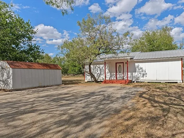 301 Tatum Rd — Photo 2
