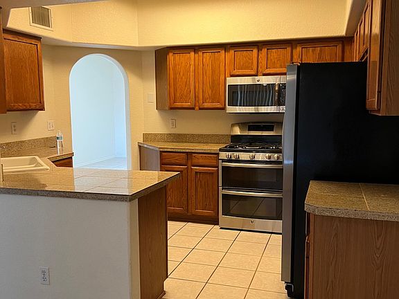 4th image of 102 S Bonanza Ave