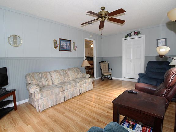 3rd image of 809 Newport Dr