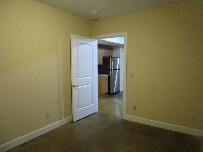 810 E Broadway — Photo 11