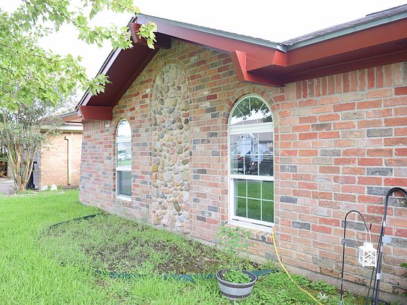 4th image of 2411 Little John Ln
