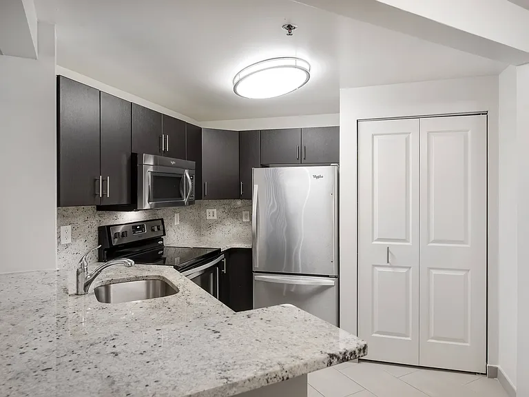Riverbend At Port Imperial — Photo 12