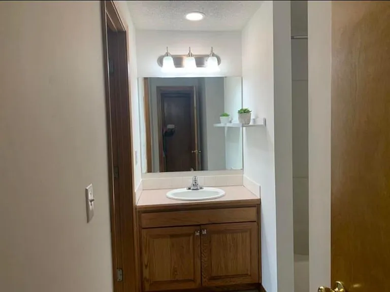 302 Eisenhower St — Photo 8