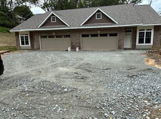 4055 Briarwood Dr, Jeannette, PA