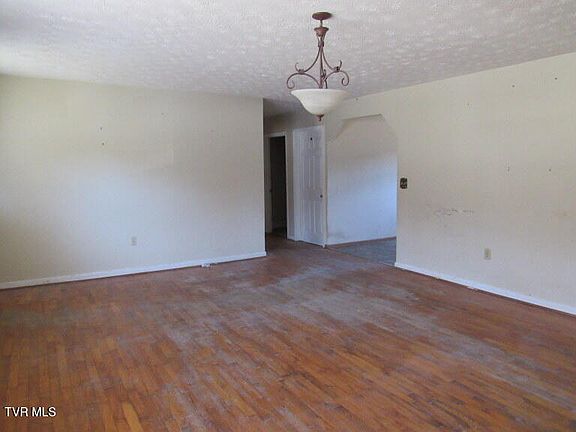 4th image of 301 Rose Hill Dr