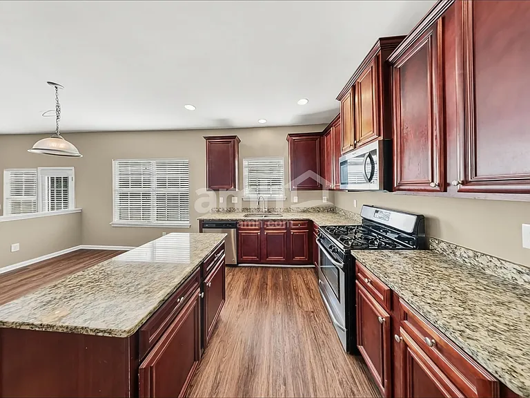 4975 Hopewell Manor Dr — Photo 3