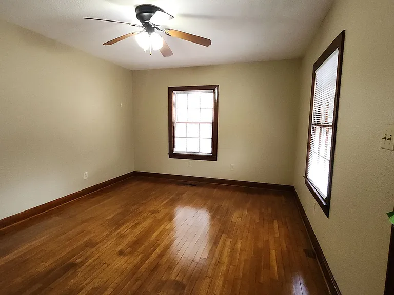 1416 N Detroit Ave — Photo 2