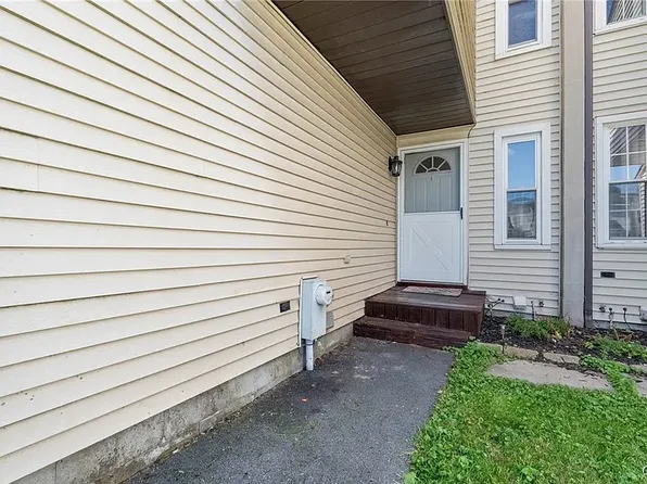 5423 Borgase Ln, Clay, NY 13041