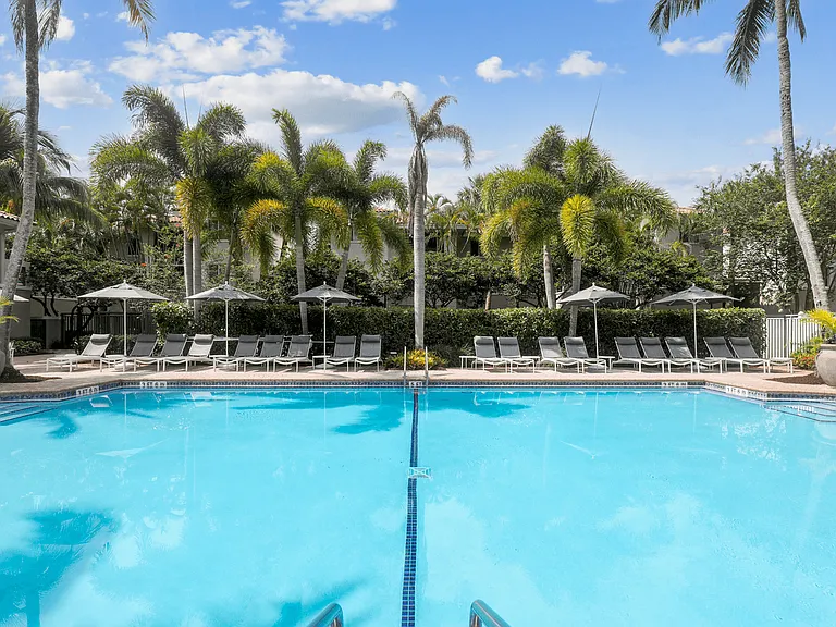 Coconut Palm Club Apartments — Photo 7