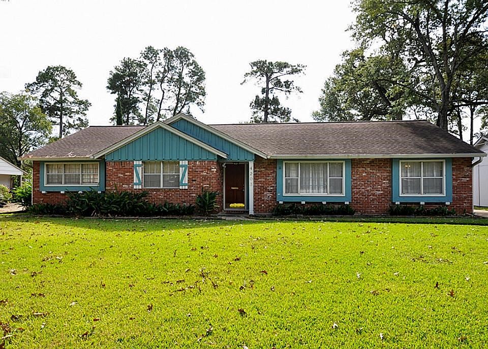Frontyard with view of front of home