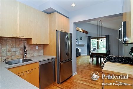 5th image of 931 Woodward Ave