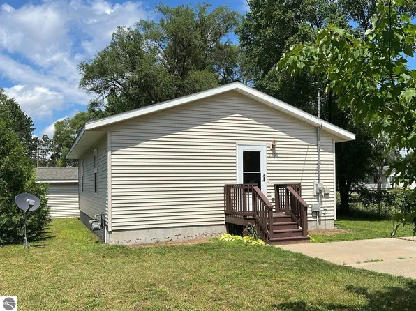 1208 Cummer St, Cadillac, MI 49601