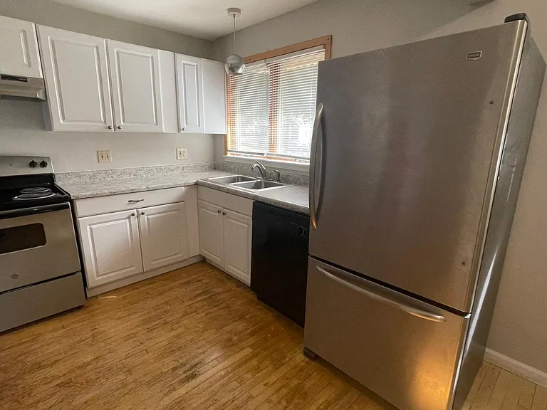 4715 Killam Ave — Photo 4