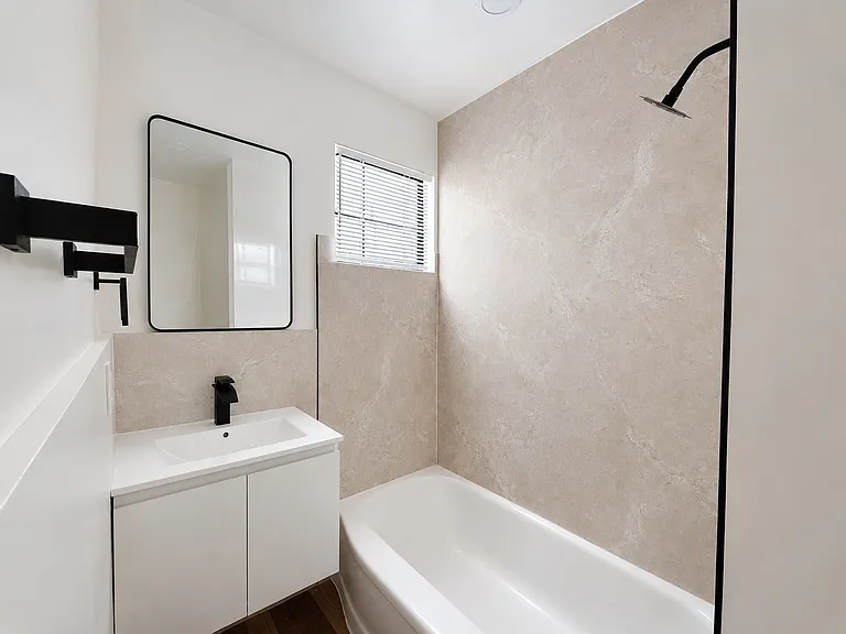500 #15 - bathroom