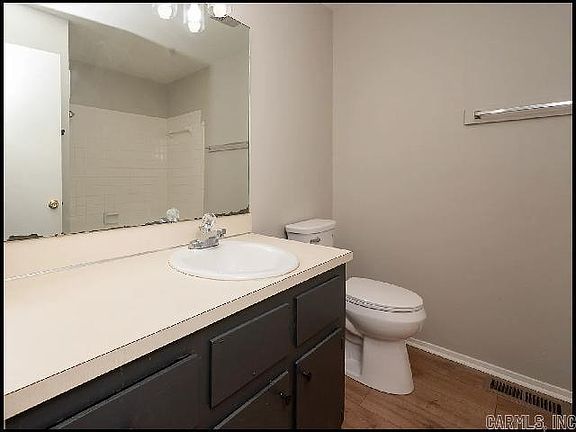 5th image of 705 S Spring St