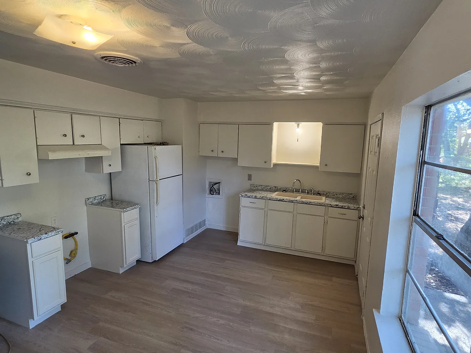 3 bed, 1000 sqft, $1,445 — Photo 4