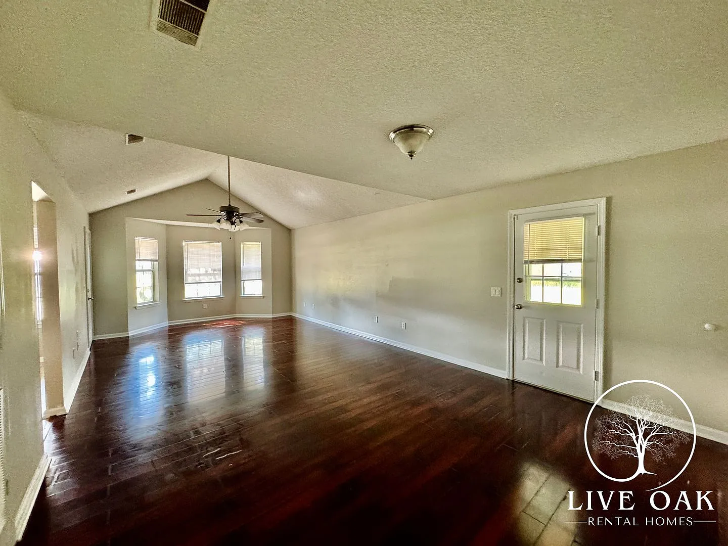 Charming 4-bedroom/2-bath home in Smiley Woods Subdivision — Photo 4