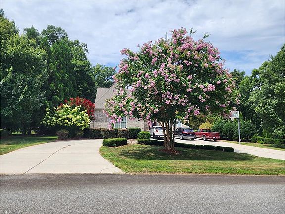 5th image of 484 Hiatts Dr