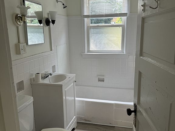 5th image of 221 Valleyview Dr APT 1