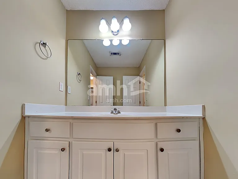 447 The Gables Dr — Photo 13