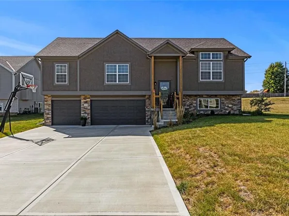 808 Cedar Ridge Dr, Raymore, MO 64083