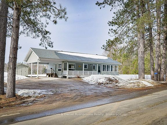 3rd image of 1009 Merkley Rd E