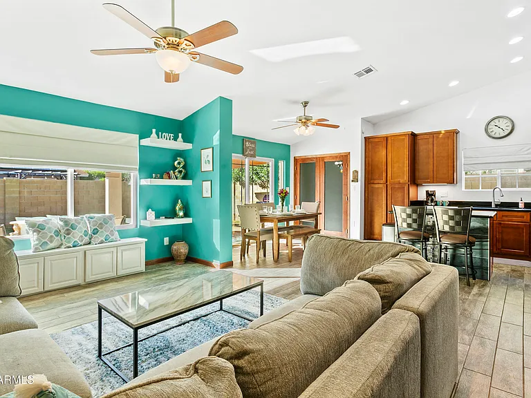 2707 E Louise Dr — Photo 8