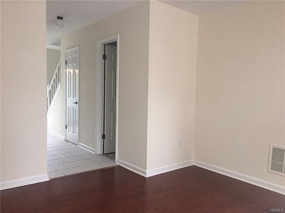 4th image of 55 Jonathan Dr