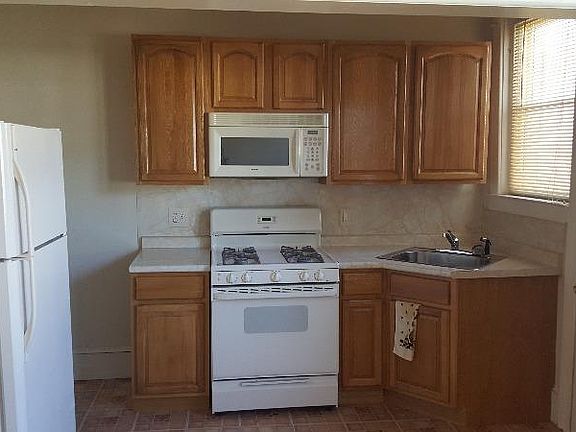 3rd image of 253 E Queen Ln
