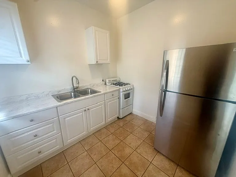 1058 Molino Ave — Photo 13