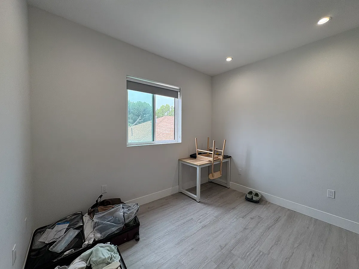 Building Photo - 1410 W 37th Pl #B2-1