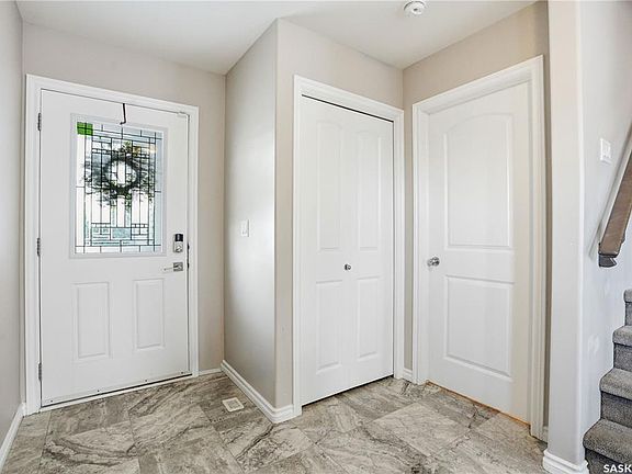 3rd image of 302 Dickson CRESCENT